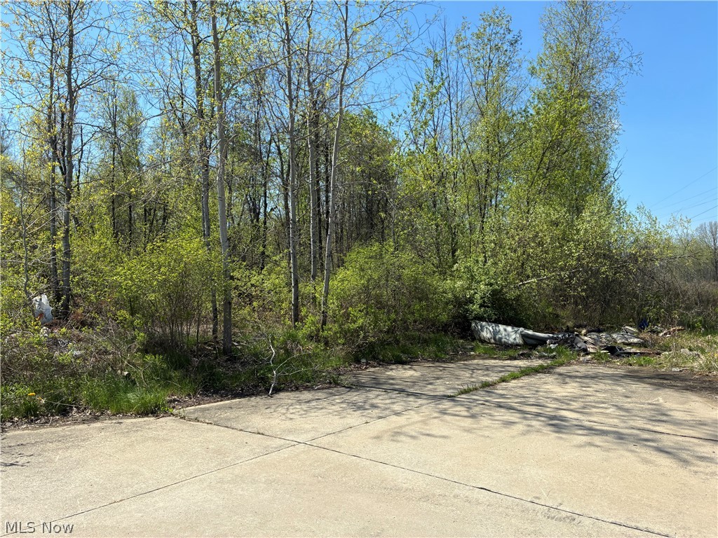 Call on this prime vacant land located in an established industrial area. This large lot, sitting at over 6 acres, is suitable for a range of different industrial or commercial uses and offers great potential for development or investment. It is conveniently located near major routes and city amenities, businesses and services. Public utilities. You don't want to miss out on this opportunity!
