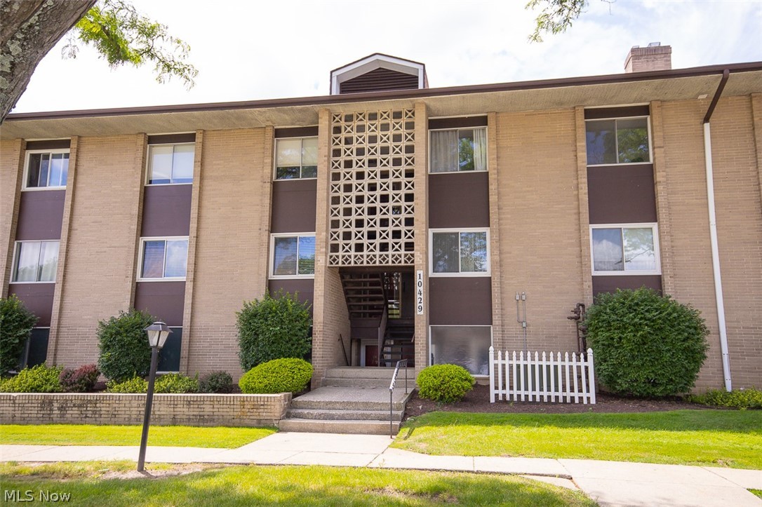 Well Located ranch Style Condo Near Schools, Shopping and Hospital! This Home is Clean and Freshly Painted in Today's Colors. The Kitchen Features Quality Cherry Stained Cabinetry, Stainless Steel Appliances and Ceramic Tile Floors. The Living Room & Dining Room Provide for an Open Living Space. The Beautiful, Recently Stained Balcony is just Outside the Living Space and is Great for Morning Coffee or Hanging. Both Bedrooms are Ample Sized, Carpeted and Provide Plenty of Closet Space. High Quality Trane Furnace and A/C with Smart Thermostat. Keeps you Comfortable All Year. The Laundry Room is Conveniently Located Just Downstairs From Your Unit. Your Assigned Parking is Just Steps From the Front Door. This is a Great Place to Call Home!