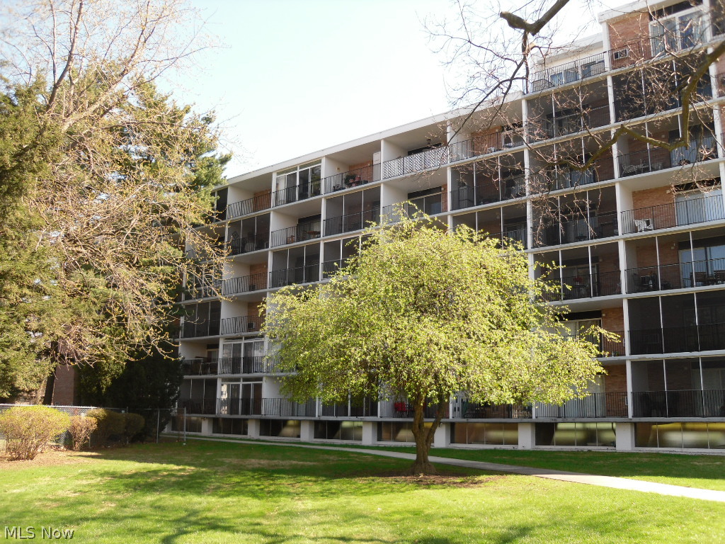 Nice condo in high rise in Ellet. Listing as part of estate. 1 bed 1 bath.