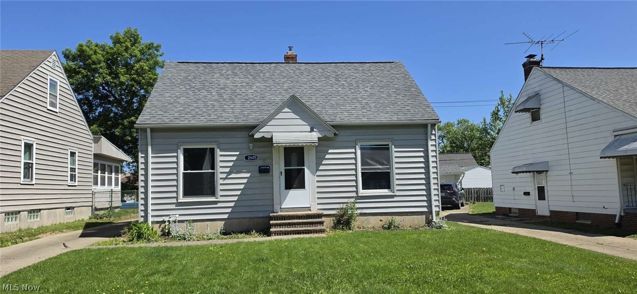 Move in ready!  This 3 bedroom 1 bathroom cape cod in the heart of Garfield Heights is ready for it's new occupants!  Bright and neutral colors, tons of natural light, full basement, 1 car detached garage and more!  Come and make it your own today!  
Open House Saturday 6/6 12-130pm