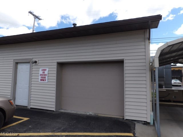Commercial Property for rent in Austintown on the corner of Mahoning Avenue and St Rt 46.   300 sq. ft. rental space that can be used as an office, a detail shop, a barber shop or storage just to mention a few.

Monthly rent is $400.00 plus all utilities.   Full deposit and first months rent required.