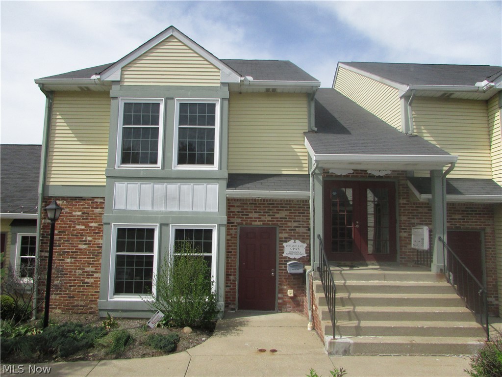 A very nice one floor condo unit in Ross Commons.  Almost 1000 square feet.  Finished with multiple offices currently, or finish it to your desires.  Owner will consider a lease option.