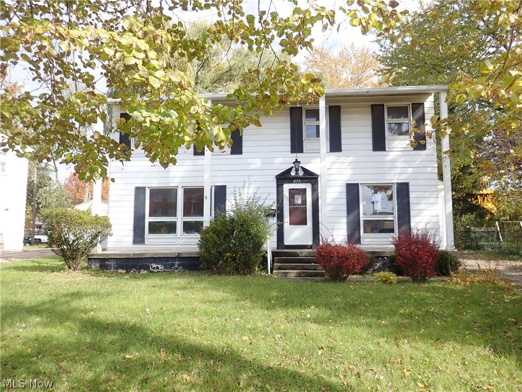 Neutral 4 bedroom 2 story colonial, 1800sf. A finished basement and sun room add additional living space. Hard wood flooring. Furnace 2005. Roof 2001.
Convenient location close to schools, shopping and dining.