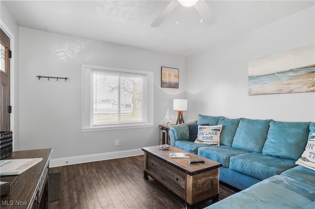 Renovated cottage is located in the heart of Geneva on the Lake strip. Makes for easy access to all your summer and fall fun & Geneva-on-the-Lake Golf Course....This get away features a cozy front porch. A fully renovated and functional kitchen with subway tiled backsplash and granite counters. Appliances included. . Stop renting weekly when you can have a piece all to yourself! Or Airbnb..
All furniture can stay.....