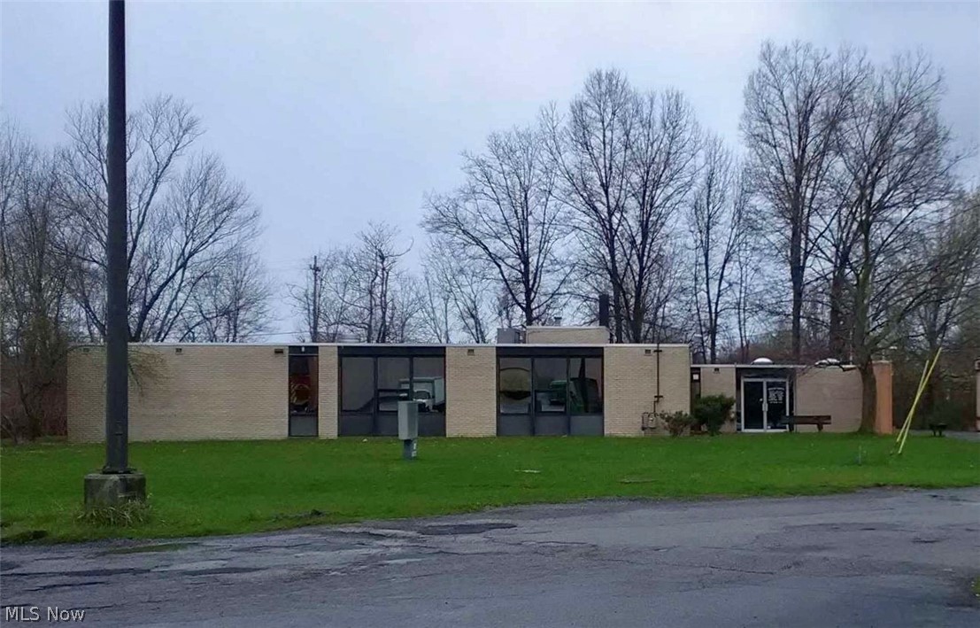 Former Niles City School District administration building and reading trailer situated on a large corner lot. Tons of potential with over 5,000 square feet of office, classroom and storage space. Solid brick building includes vault. Price to sell!