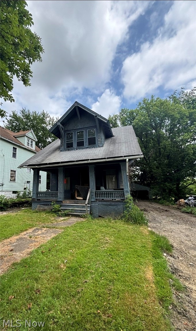 Investors special! property needs extensive renovations and is being sold as is. cash buyers only. Great fix and flip or rental opportunity
