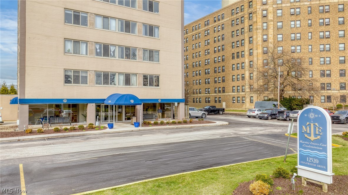 Spacious efficiency unit with ample closet space in a prime location with convenient access to major highways and just minutes from downtown. This large, open-concept space offers comfortable living with heat and air conditioning included at no additional cost.
Residents will enjoy a rooftop deck—perfect for relaxing or entertaining—as well as access to a pool to enjoy during the summer months and close views of the lake. Additional amenities include an in-building laundry facility for added convenience.
Garage parking is available for an additional monthly fee, featuring a heated garage for year-round comfort.
Ideal for anyone seeking low-maintenance living with great amenities and easy access to everything the city has to offer