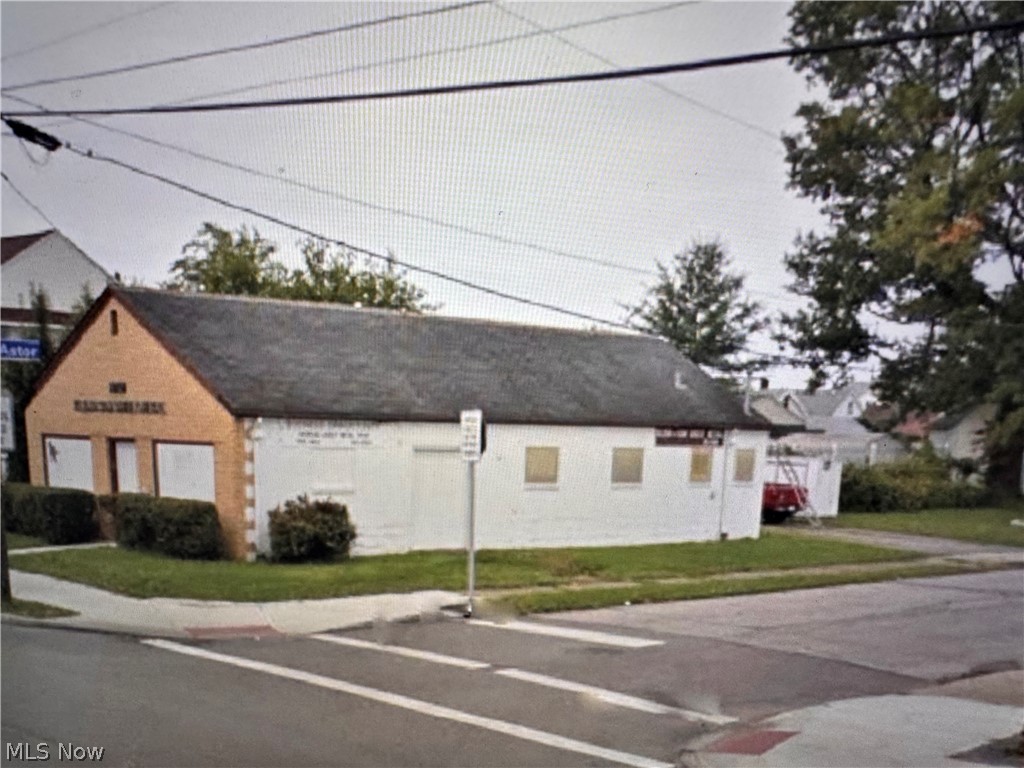 This Building has been renovated in the inside,Property 90% Completed, Needs some finishes, "MUST SEE". Come and lay the last touches for your FINAL PRODUCT" RESTAURANT.. Kitchen almost done.. Needs HVAC. Unit, dock work is completed. Two New Half Bathrooms (HIS and HERS). New walls Ceiling Etc. MUST SEE.  All Electrical Ready..and we have Blue Prints. Big Price Drop for a quicker Sale.. Subject to Offers..