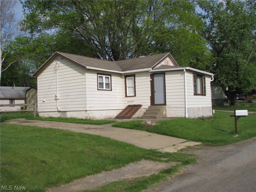 a quaint home/cottage overlooking O'dell Lake.  This one bedroom home is neat and clean.  There is a bonus room that could be a extra bedroom.  The home faces O'dell lake and has a full view of the lake.  Larger lot with storage building big enough to park a car in.  The kitchen has a good amount of cabinets and includes appliances.  Ideal home for weekends or full time.  The association fee is optional but includes boat docking rights if joined.