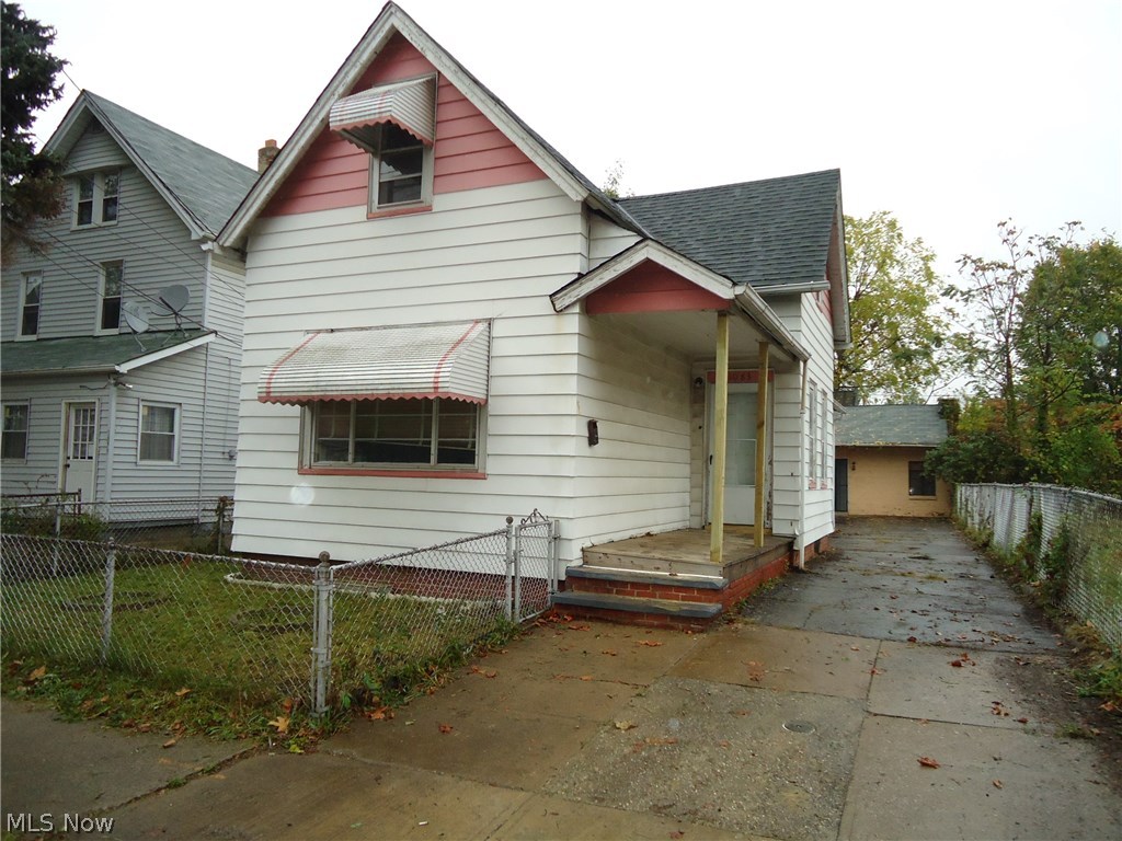 Duplex with 2 buildings on 1 lot. Front home has 2 bedrooms basement walk up attic with possible 3rd finished room. Needs cosmetics , also has central air and updated furnace. some updated electrical. roof also looks newer. Newer wood on back porch. Back house has 5 rooms with an updated kitchen also 4 rooms plus kitchen so can be a 3 bedroom , living room or however you want to set it up. This can be a great money maker with easy access to downtown, clinic , and colleges.