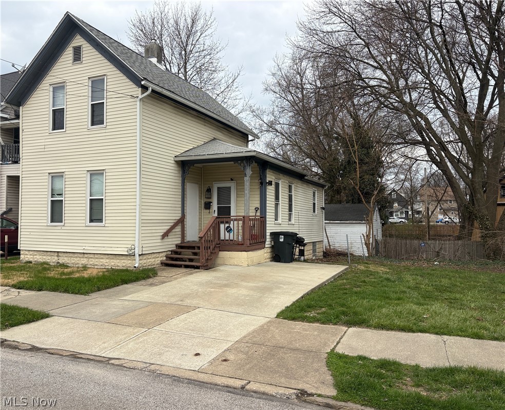 Welcome to 361 Cross St in Akron!  Conveniently located near the University of Akron, this home is perfect for students, investors, or first-time buyers looking to build equity. 

Whether you're searching for a rental property to add to your portfolio or a place to call home, this property offers great potential. Its proximity to campus, shopping, dining, and major highways makes it an ideal location for convenience and accessibility.
This could be a fantastic income-producing property or a smart start for a first-time homeowner.