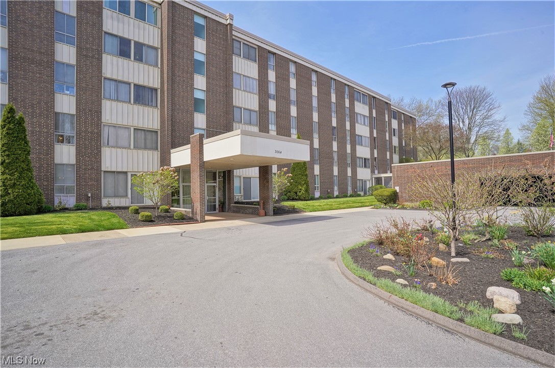 Updated 2 Bed, 1 Bath condo in Desirable Silver Lake Towers Community.  This condo offers an upgraded Eat-in Kitchen with Maple Cabinets, Granite Counter Tops, and a Modern Backsplash. Updated Bath as well.  The Primary Bedroom has a walk-in closet as well as another closet for plenty of storage.   Amazing views from the 4 Season/Sun Room and Windows throughout the unit.  ALL UTILITIES are included in the Maintenance fee (heat, electric, water, sewer, trash, cable and WIFI).  Enjoy the benefits of living in a Adult 55+ Community with Beautiful green spaces, use of the heated inground pool and exercise room, Pickle Ball and Bocce Ball Courts.  Storage Space #304 and Garage Space # 37.