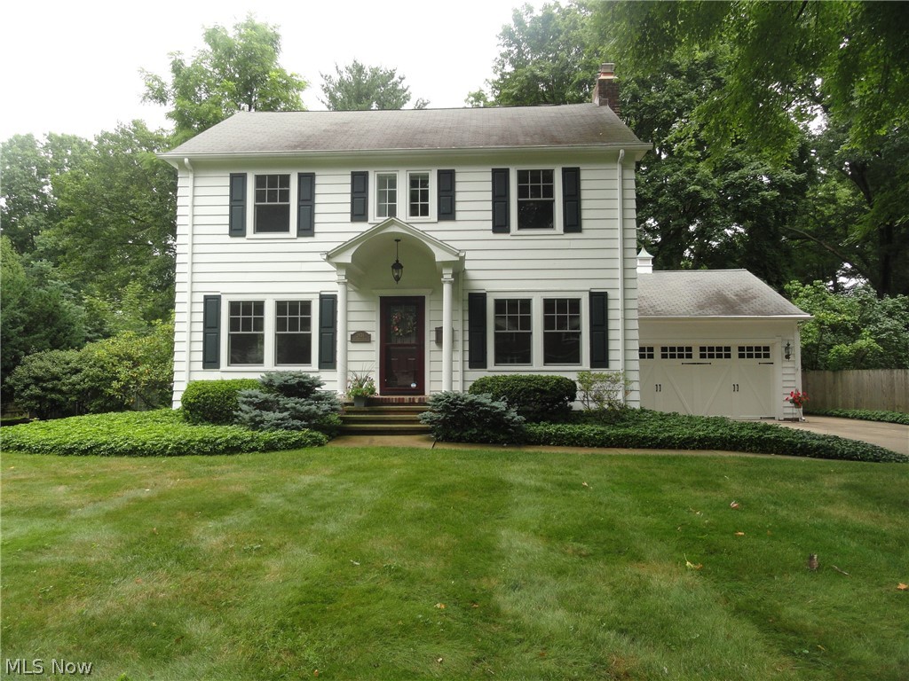 Georgeous Colonial in excellent condition. Formal living and dining room, hardwood floors throughout. Fabulous updated eat in  kitchen.
. 2 story addition includes a first floor family room and a  second floor master suite. Lake privileges
