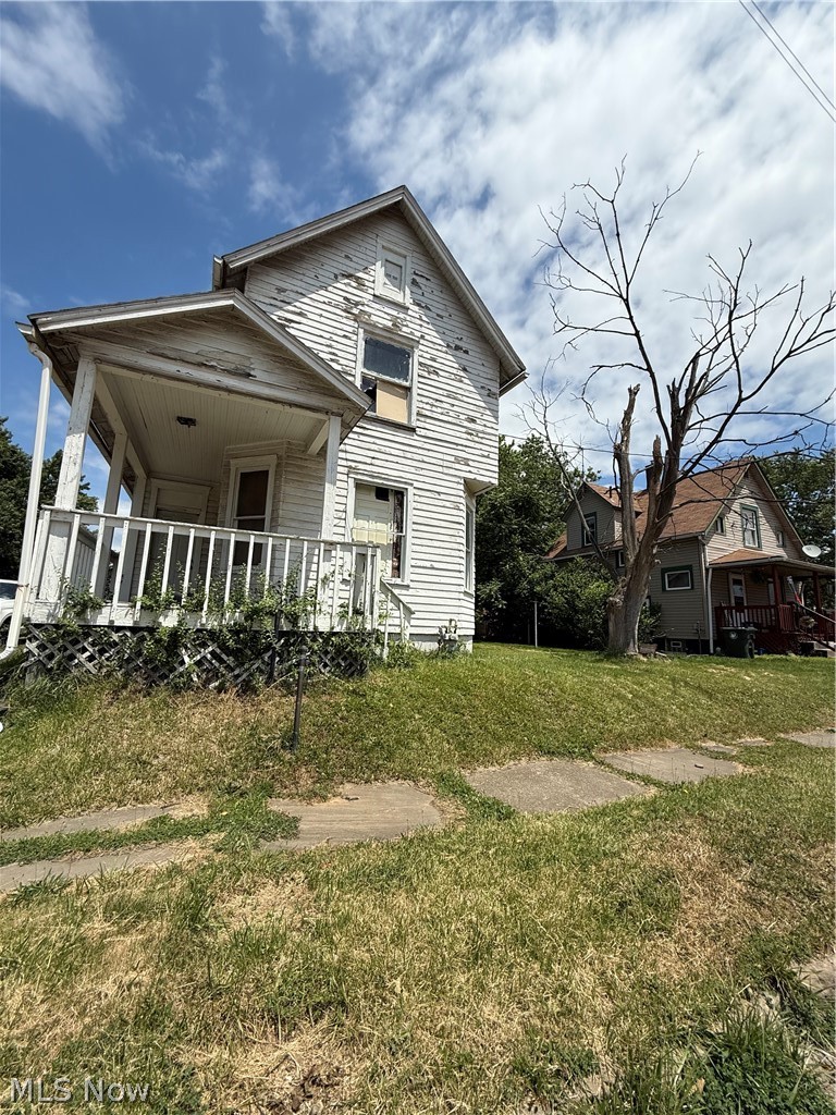 Bring your vision to life. This property has been cleaned out and is ready for a fresh start and new vision.