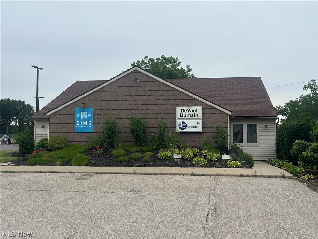 Great opportunity to purchase a nice sized office unit with fantastic visibility.? The total building consists of 2 units, available now is Unit B consisting of 1,176 sf.? If you are looking for the right sized office with great visibility in a prime location, this might be it.?
