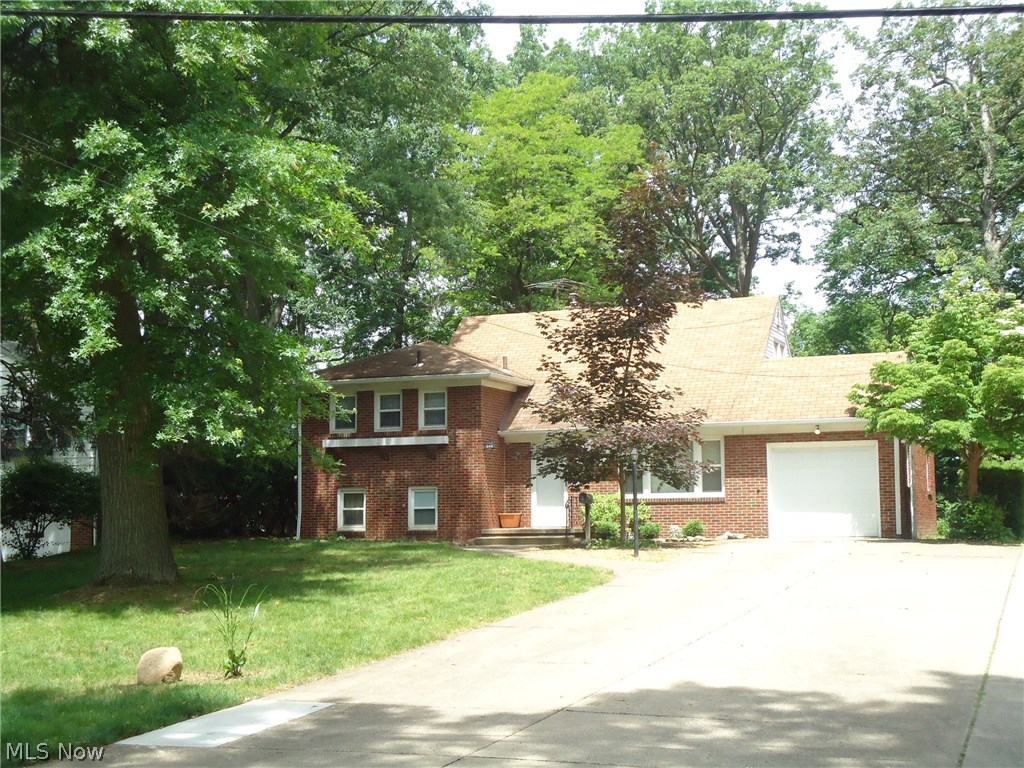 Hard to find Riverfront home in desirable River Estates location!  Park-like setting with beautiful views from inside and out!   Spacious  living room with picture windows leading out to a large concrete patio.......a perfect place for entertaining or relaxing while overlooking the treed lot with river views.   Updated kitchen with laminate flooring.  Newer windows and entry door.  Natural wood trim and hardwood flooring under carpets.  Double closets in 1st floor bedrooms.  Walkout basement with half bath and cedar closet.  Updated electric service and newer high efficiency furnace with humidifier.  Fabulous 62' x 241' wooded lot with path leading down to a deck with built in benches....a great place to fish, enjoy the beauty of nature or launch your boat!!  Close to shopping, parks, entertainment and freeway.
Call today to schedule your private showing.