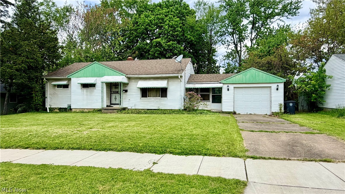 Investment opportunity for handy buyer to a one floor living property. Needs some tlc.  Property is close to gym, shopping plaza/restuarants, and highways.