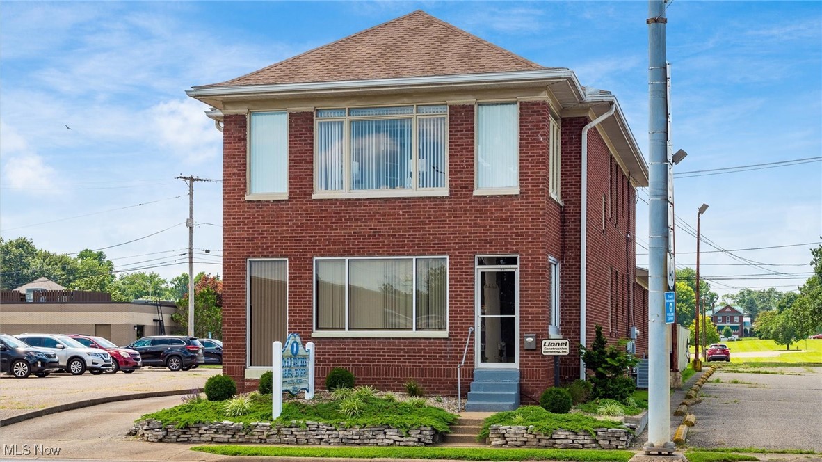 Very nice office space located in a high traffic location, close to Adair/Maple intersection. Traffic counts of over 28,000 vehicles per day according to ODOT traffic counts. Excellent location for medical, home health, mortgage office, insurance company or much more.  This is an excellent location for somebody needing high visibility! Over 1200 sq. ft of office space formerly used as a dental office. Includes nice mix of private office rooms, reception area, breakroom/kitchenette and rest room. Parking in the rear of the building. Owner will remove all equipment prior to occupancy.  Tenant is responsible for electric, gas, and elective utilities. Landlord pays for water, sewer (depending on tenants intended use of the property) trash, taxes and insurance. Signage space is available on Maple Avenue at tenant's expense.