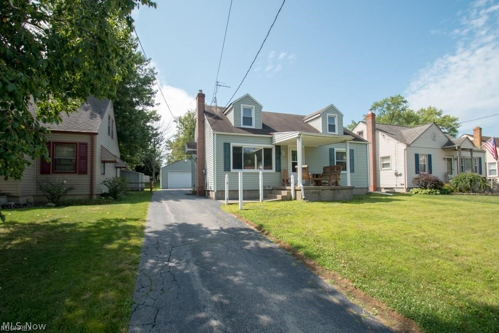 This lovely 3 bedroom cape code features 1248 sqft of finished living space, a full basement and 1 and a half bathrooms
.Awesome location! Within walking distance from shopping and dining. Updated furnace! Updated Plumbing! Updated electrical
panel! Detached 2 car garage! Hardwoods throughout most of house! Nice size back yard! Call to schedule a showing!