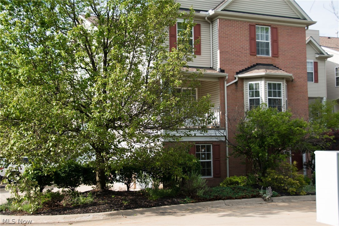 One of the best! Contemporary beauty is offered with a modern amenities. Home of luxury and convenience. Dramatic details and space. The interior is graced with an open floor plan. The great room has fabulous vaulted ceilings and opens to the new kitchen (2016). 


Granite countertops, breakfast area, and top of the line appliances. The other highlights include almost floor-to-ceiling windows, with custom window treatments, oak flooring throughout (2014), and excelling lighting. 
Fireplace in the living area creates a cozy and charming atmosphere. True excellence is found in the master suite. This lavish space features an expansive bedroom and master bath with hot tub, custom tile, and granite counter. Flawless design and impeccable details have been combined to create comfort and style. Elegance, grace, and charm will meet you behind the door. 

Best in show. Hot property. Best school district. All appliances stay. Move in and enjoy!