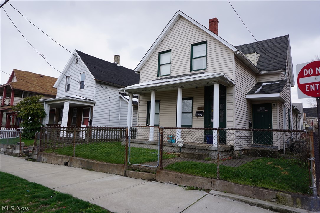 Time to own your Tremont double! Conveniently located on the corner of Literary and Thurman - right in the center of Tremont!
Parking lot for 6 vehicles. Roof replace in 2007 and hot water tank down November 2019. Close to all the action with nearby popular
bars and restaurants. Well manicured parks nearby to enjoy the outdoors as well. The down unit has an additional 5 x 12 room that can
either be used as a small bedroom or walk in closet, current tenant using as a walk-in.