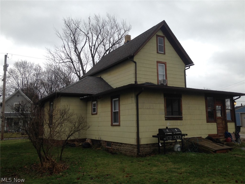 Whether you are looking for an investment property or a home for yourself, this is a great deal!  Single family home, most recently used as a rental, with rent up to $575 per month.  Three bedroom, one bath colonial sits on a spacious corner lot.  There is an out building/garage located at the back of the property.  Seller is motivated and ready for offers!