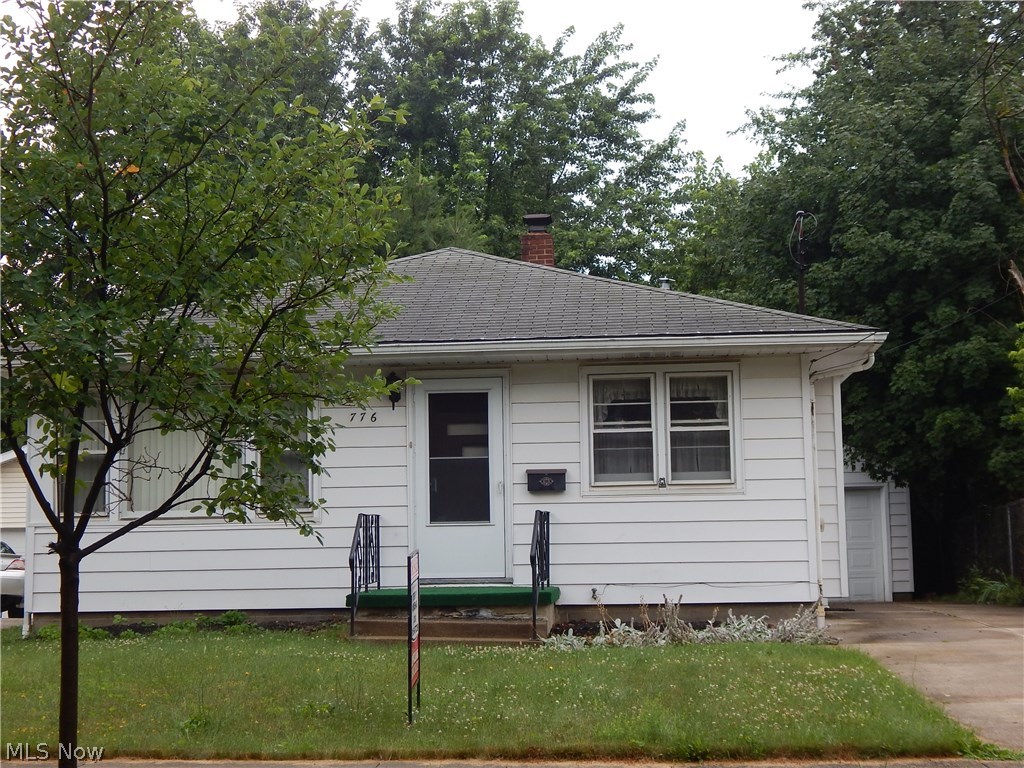 Endless possibilities! 3 Bedroom Ranch with eat in kitchen, Full size Basement, detached garage with storage area attached. 
Hardwood floors under carpet, fully appliance kitchen, Needs some TLC.