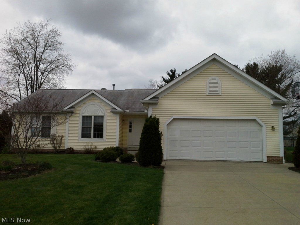 White Oak Hills Ranch home with attached 2 car garage. Soaring Ceilings -- Great Room  with carpeting open to Dining Room and Kitchen includes all appliances  Ceramic Floors and breakfast bar.  3 bedrooms 1 full bath Master Bedroom has it own bathroom shower double sink and walk in closet.  Sliders to a cozy deck.  The lower Level is the entire size of the first floor 1644 sq ft  includes a half bath, game room, family room, media and laundry room lots of storage.  Priced for a quick sale.