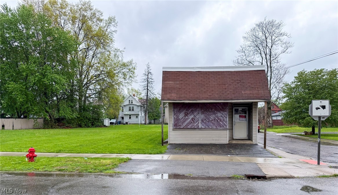Located in the heart of Niles, this former pizza shop is sitting right in the middle of a residential neighborhood. Special zoning privileges allow commercial use where you normally wouldn’t get it. Great opportunities for opening another pizza shop, barber shop, coffee spot, small retail, office space, or bring your own vision to life. Opportunities like this don’t come around often — especially at this price point. Perfect for entrepreneurs, investors, or anyone looking to start something big on a small budget.