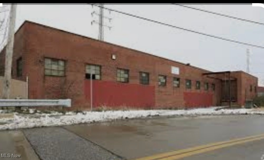 This multi floor flex & office potential presents a premier blank canvas industrial opportunity in the heart of
Cleveland's manufacturing corridor. Offered at an aggressive cost basis, this facility offers a multi-floor layout with
dedicated with dedicated areas for office build out. Ideal for an owner seeking a custom headquarters or an investor
looking to capture immediate equity through renovation, this asset features robust masonary construction and a
versatile widespan floor plan ready for modemization.