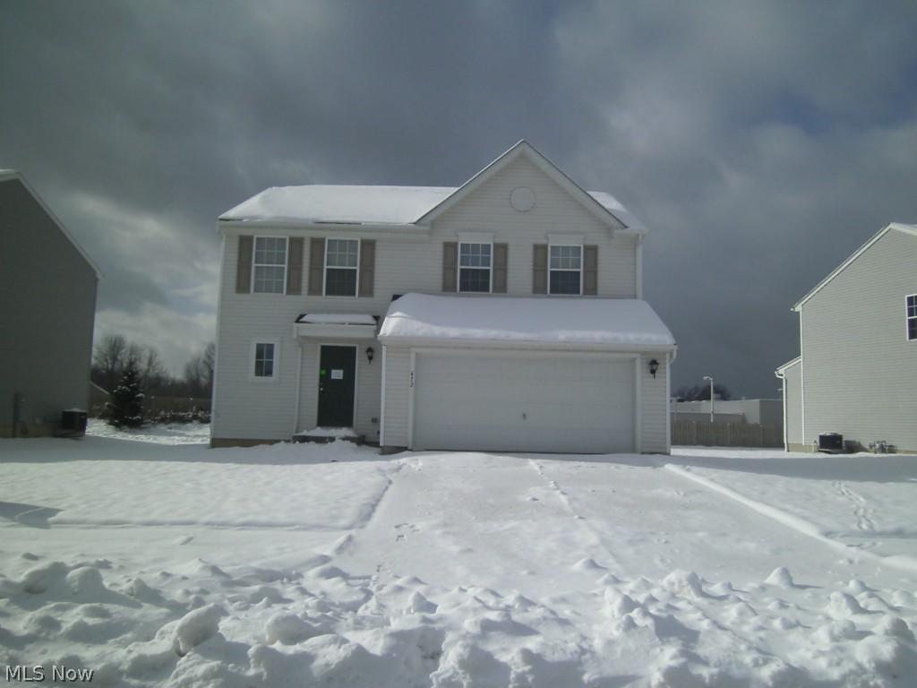 This 3 bdrm/2.5 bath colonial has a great room that opens to an eat-in kitchen. Large master with bath on second, and second floor utility room. Close to schools, shopping and hospitals, with easy access to downtown Cleveland