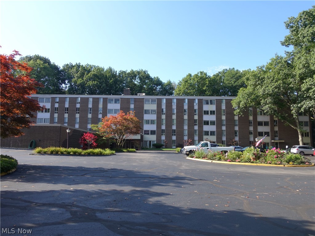 Open floor plan in this 3 bedroom, 2 full bath condo with views of Adell Durbin Park.  Updated eat in kitchen features beautiful Kraft Maid maple cabinetry with pull out and soft close drawers.  New refrigerator- 2014.  Spacious living and dining room combination with nice 3 season sunroom.  Master bedroom offers 2 large closets and full bath with walk in shower.  Updated electric panel.  Garage space # 133, storage unit #4.
Silver Lake Towers offers total maintenance free, resort living.  Monthly maintenance fee covers ALL utilities even cable, use of the exercise room and outdoor heated pool.  Never shovel snow again!