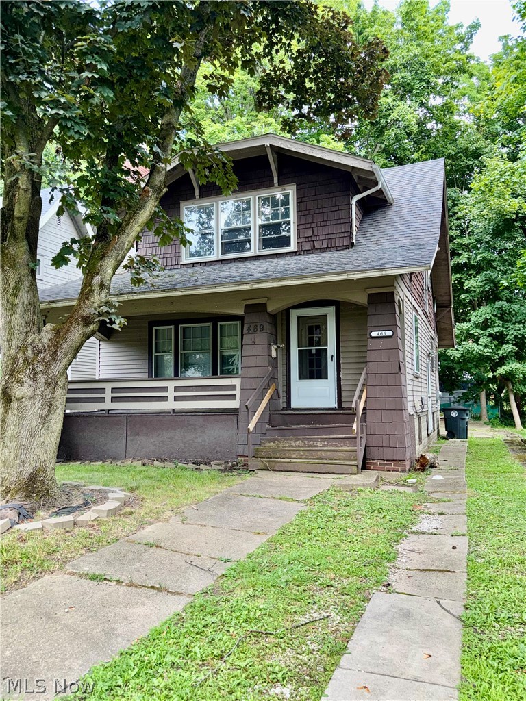 Welcome to 469 Storer Ave in Akron! This classic 3-bedroom, 1-bath colonial offers a traditional layout with generously sized living spaces throughout. The main level features a spacious living room and dining area that provide a comfortable flow for everyday living and entertaining. Upstairs, you’ll find three well-sized bedrooms and a full bath. Conveniently located in West Akron, this home sits close to shopping, schools, restaurants, and major highways for easy commuting. A great opportunity to add your personal touch and make this home your own!