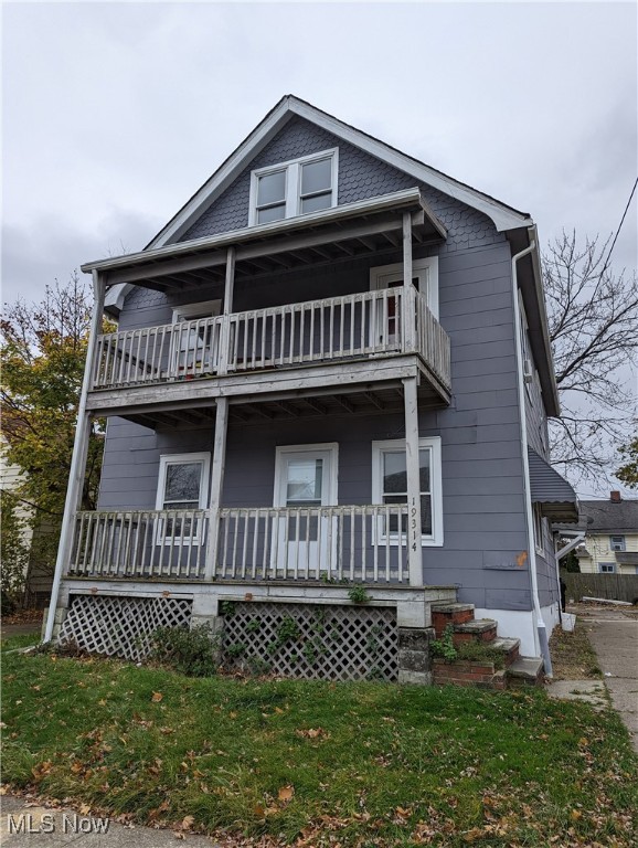 Very nice efficiency unit on the 3rd floor of a two family dwelling. Full kitchen and bath. Ready to move-in.