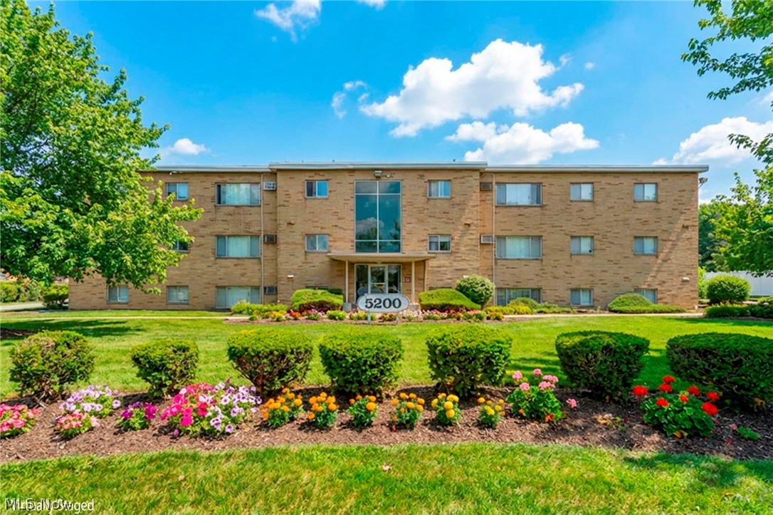 Welcome to this remodeled 2 bedroom, 1 bathroom condominium. This beautifully appointed unit boasts a modern, layout with updated flooring. Enjoy cooking and entertaining in the large kitchen. The living room features a large window that flood the space with natural light, creating a warm and inviting atmosphere. Both bedrooms are generously sized, offering plenty of space for a comfortable night's sleep. The bathroom has also been recently renovated. Conveniently located on the 3rd floor. With its prime location, you'll have easy access to all the amenities and attractions that the area has to offer. Don't miss out on this incredible opportunity to own a fully remodeled 2 bed/1bath condominium on the 3rd floor. Long Term tenant at $1,400 a month.
Contact us today to schedule a viewing!