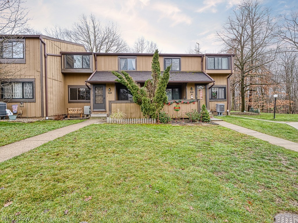 Welcome home! This 2 bedroom, 1.5 bath in North Royalton's Harbour Light community is ready for its new owner! Completely move in ready, this townhome includes new carpet in the master bedroom, new kitchen cabinets, and granite countertops. You will love the fully finished basement (a rare find in the community), perfect for entertaining or additional storage space. Enjoy the Harbour Light pool in the summer and party center all year round! Schedule your showing today!