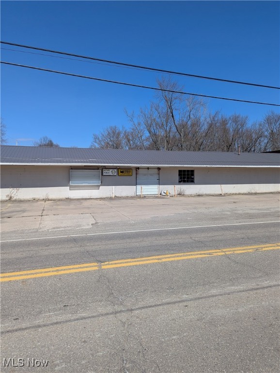 This is a very thriving deli and retail store. 2.64 acres with 330 feet of frontage on Alliance Sebring Road and 192 feet of frontage on Stanley Ave. Store is Approx. 4000 sq. ft. with walk-in freezer, 4 coolers, kitchen area, and bath. Large lot suitable for many businesses.