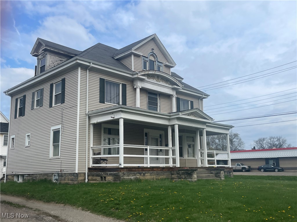 6 unit dorm style-all unit share 2 full baths
Rents are $325,$350,$325,$300,$425,$300
monthly expenses are $663.
