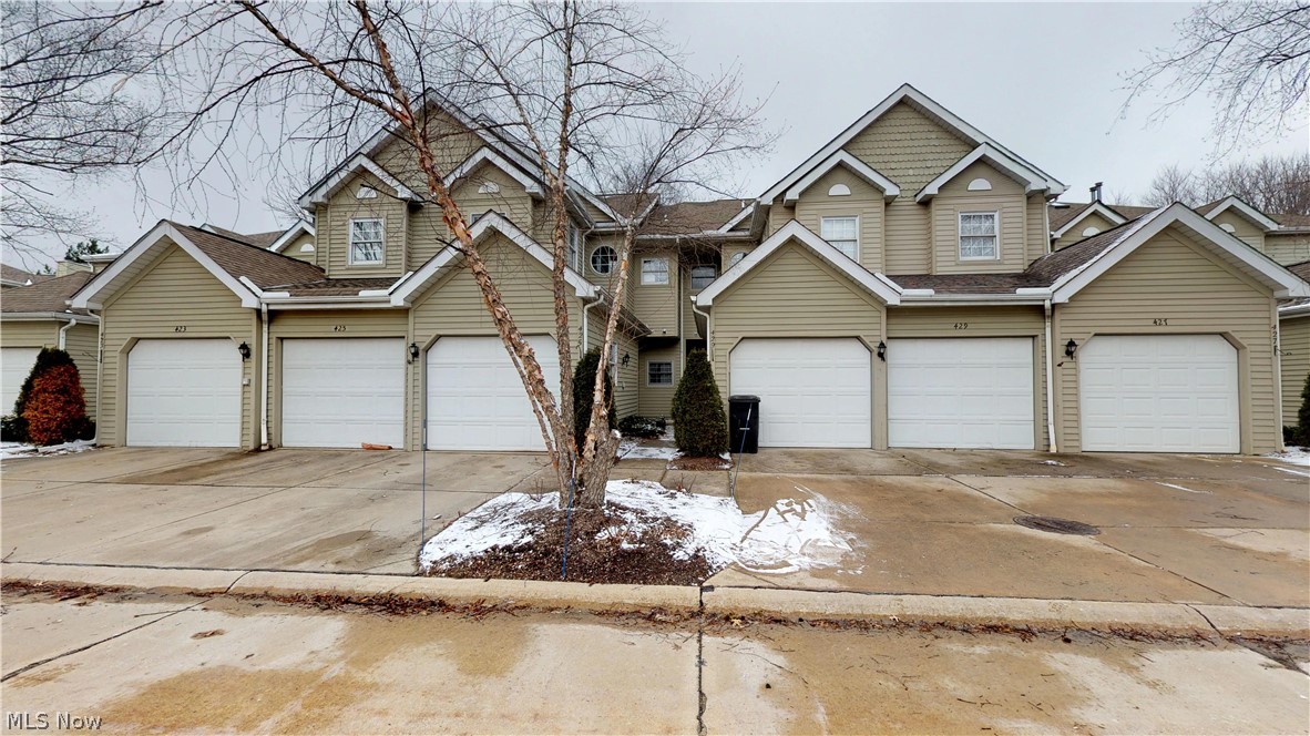 Dynamic townhome! Second floor ranch unit.  Granite Foyer entry and hall.  Great room/Living room with skylights, vaulted ceilings, fireplace.  Balcony off kitchen area with view of treed lot.  Master has a glamour bath.  24/7 security, pool, club house, gated community.  Immediate occupancy.