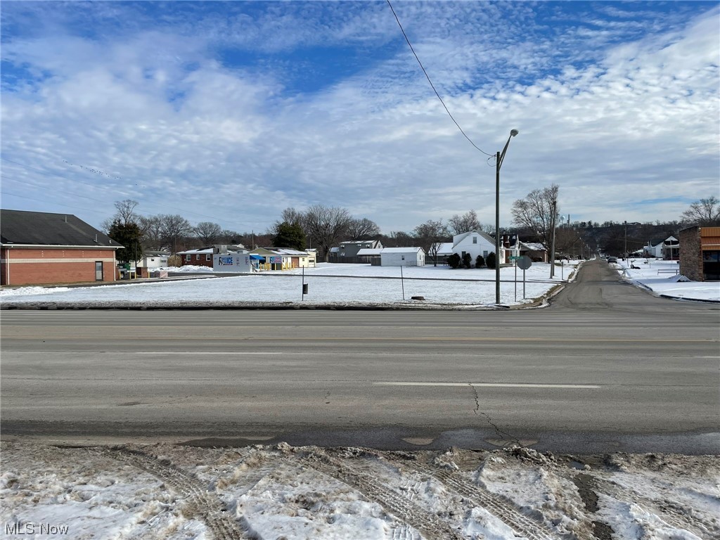 Vacant lot with High Traffic count (AADT 16,600)  106 ft of Valuable frontage on Grand Central Ave with 280 ft of frontage on 19th Street. Just under 3/4 of an acre.  The seller would entertain splitting parcels to fit a buyer's needs. Taxes to be determined.