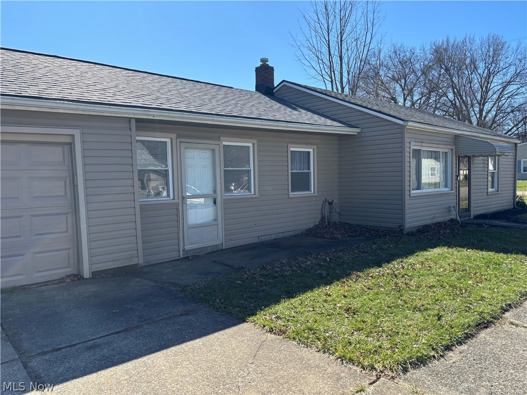 Well Maintained ready to move in, Perfect size kitchen, Family room. Attached garage. Fenced yard, New roof and much moor. This on is a must see