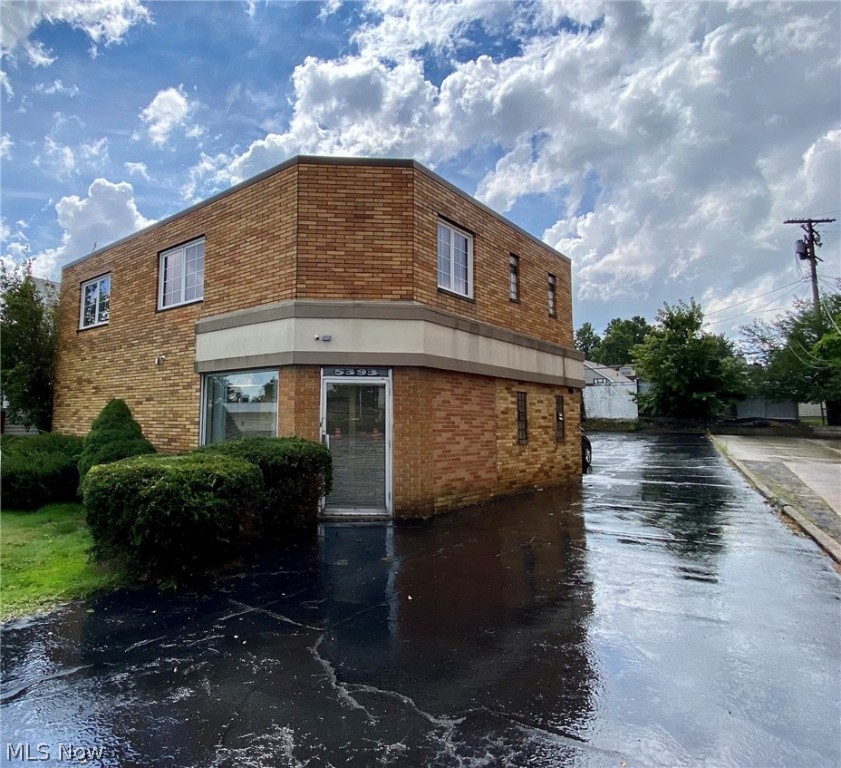 2000 square-foot building 1000 ft.² on the first floor 1000 ft.² on the second floor all brick building. Everything in the building has been well-maintained and is located on a busy road. Also there is a newly sealed parking lot in the front and the back. Upstairs has plenty of room for a board room or a conference room.