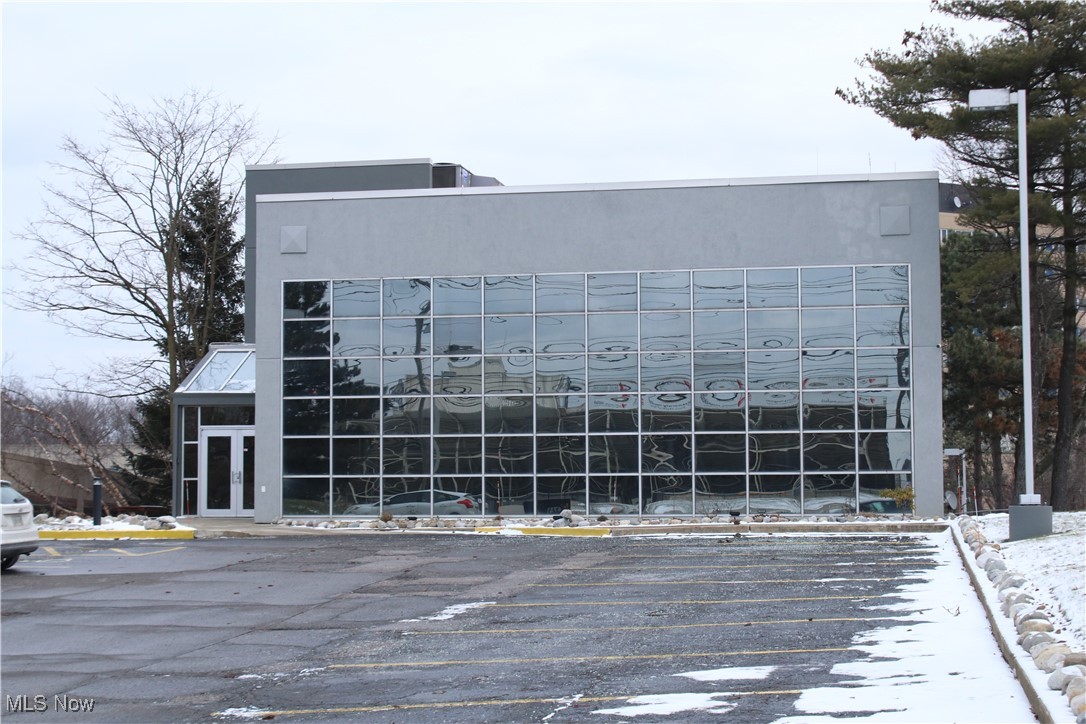 Multiple build to suite units & options available for rent. We've got an entire floor (approx. 7,000 sq ft) availalbe for rent. We can also break it up into smaller units. Can even do micro units if that's what your budget and needs call for. Building features a great high traffic location right next to the Shoppe's at Parma, Sheetz, University Hospital, Byers Field, Starbucks, Walmart, Ridgewood Golf Course, Chick-fil-A, Chipotle, Target, Kohl's, Giant Eagle, Aldi, Panera Bread, McDonald's & Verizon & much more. Building features many public and private bathrooms, private kitchens, 65 parking spaces & much more. Agent Owned.