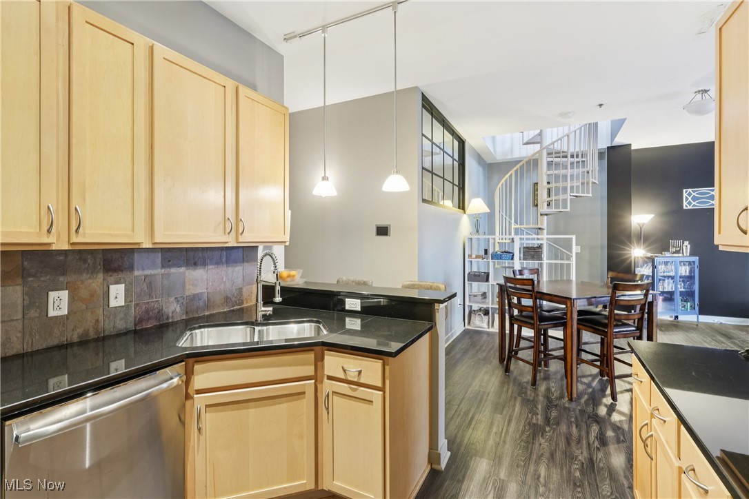 Carroll Ave Condo - Residential