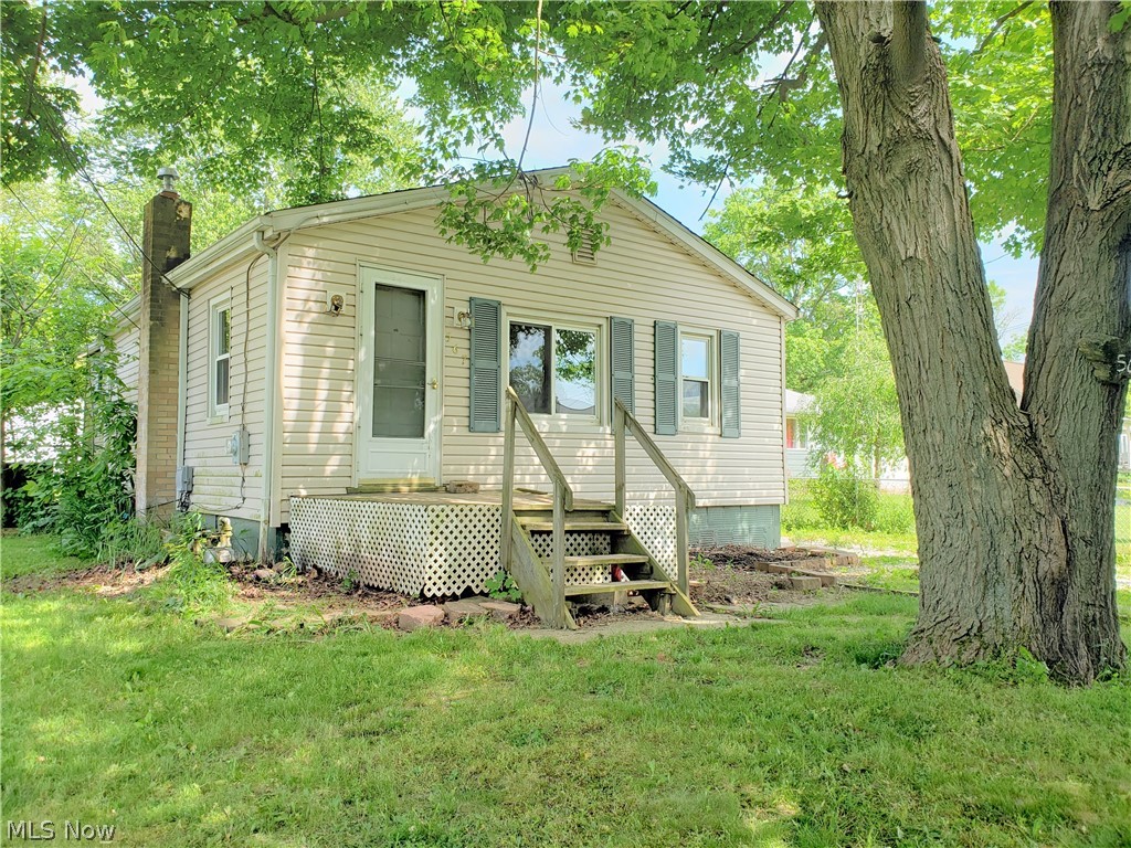 Take a look at this great home in Springfield Township! The first thing you will notice is the open floorplan that features a dining area as well as an open bar style window that overlooks the large living room. Down the hall and to the rear of the home is 2 bedrooms with a full bathroom with a linen closet. This wonderful ranch also features an additional 700 square feet in the basement, a perfect place for laundry and storage. A fenced in backyard big enough for entertaining kids, pets or just a good old fashioned BBQ makes this home an easy decision for anyone looking for a great home at a great price. Roll up your sleeves and make your dreams a reality!
