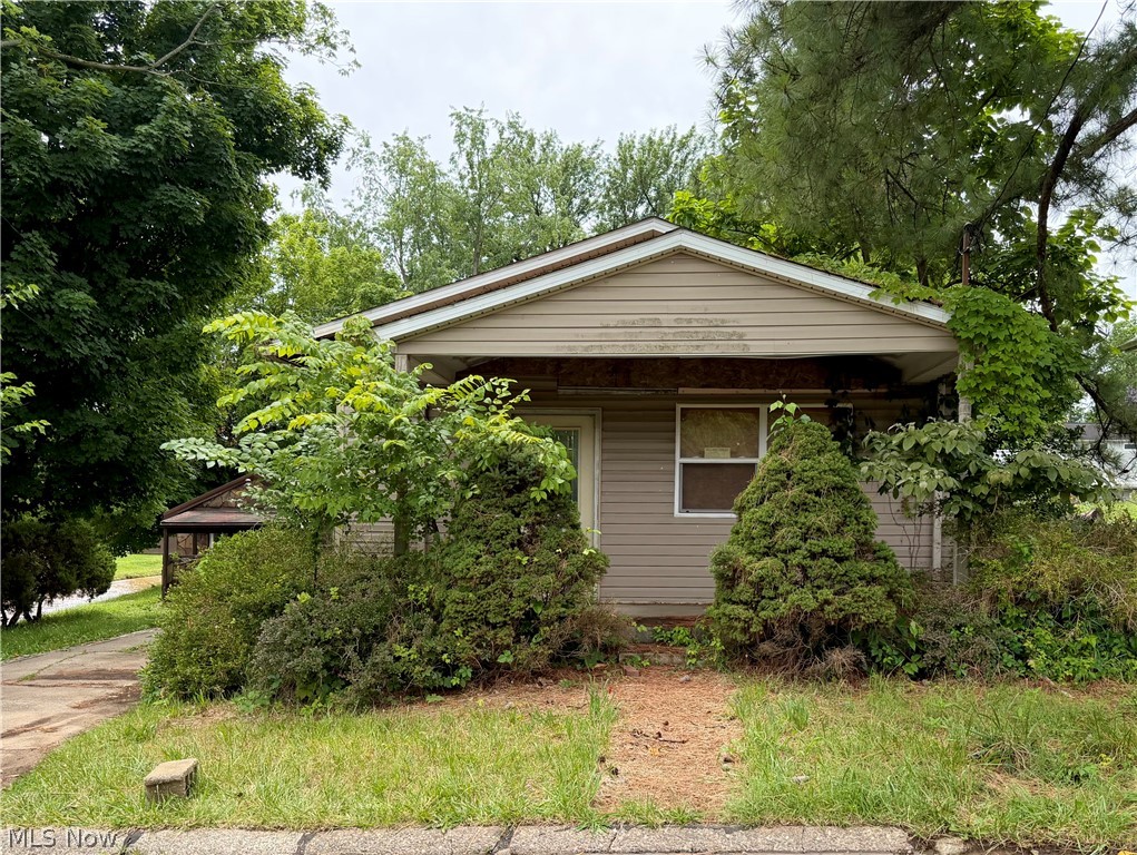 Opportunity awaits with this 3-bedroom, 1.5-bath single-family home! This property offers great potential for investors, flippers, or buyers looking to add their personal touch. Featuring a functional layout with spacious living areas and plenty of possibilities, this home is ready for its next owner. The exterior of the home has siding, roof, windows, and doors that provide a solid starting point for future improvements.

Motivated seller seeking a quick and easy cash sale. Property is being sold strictly AS-IS, with no repairs or concessions to be made by the seller. Seller will review all offers and is seeking the highest and best cash offer. Don't miss this chance to purchase a property with excellent potential at a competitive price.

Schedule your showing today and bring your vision!