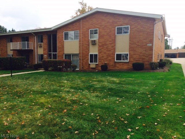 Bright & Cozy First Floor Ranch Style Condo.Come See This Freshly Painted & MOVE-IN Ready Unit For Yourself. Unit Faces South For Ample Sunshine! Walk-In Shower and No Steps Makes Life Easier. Reserved Parking Garage,Heat & Water Included.Call Today For Your Private Showing!
