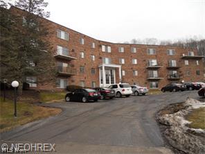 Recently renovated Condo that is move in ready. Laminate flooring throughout. Kitchen appliances in sleek black, sharp unit- priced below others.