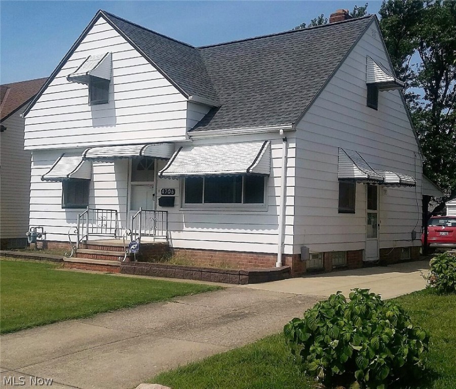 Fabulous Parma Home!! Great Covered Patio! Air Conditioning One Year Old!! Three Full Bathrooms!! One For Each Bedroom!! Second Kitchen in Lower Level!!
Clean with Many Upgrades!! Glass Block Windows!! Newer Bathrooms! Lots of space - great home for entertaining and relaxing in the house and Yard! The lower level adds to your living space! Could be an additional living suite! Great value! Make this your new home!