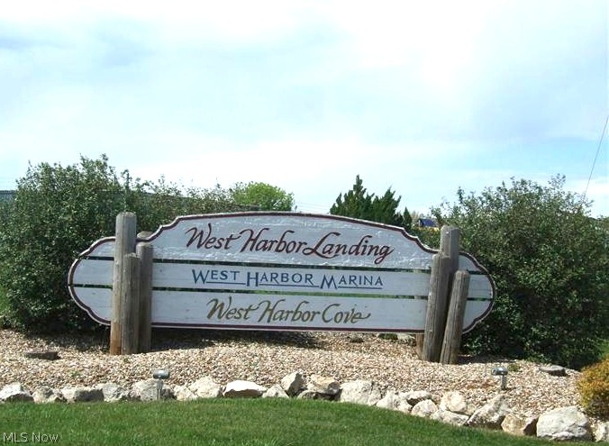 Great Family fun area.  Across from East Harbor State Park.  30' Dock included with the property.